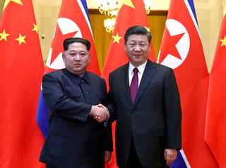 'Nuestra posición constante es estar comprometidos con la desnuclearización de la península', afirmó Kim durante sus reuniones con el presidente chino, Xi Jinping. (AP)