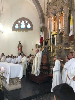 En su mensaje, José Guadalupe Galván dijo que dicha celebración es una eucaristia que ocupa un lugar importante tanto en la bendición de los óleos y consagración del Santo Crismal, como la renovación de las promesas sacerdotales. (ESPECIAL)