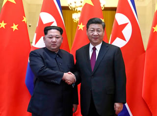 Encuentro. El líder norcoreano Kim Jong-un (Izq.) visitó China en respuesta a una invitación del presidente Xi Jinping (Der.). (AP)