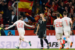 España aprovechó los graves errores de Argentina para vencerlo y humillarlo por marcador de 6-1. (AP)