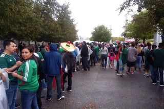 Aficionados mexicanos empiezan a concentrarse a las afueras del AT&T Stadium, en Arlington. 