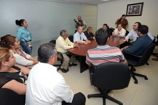 Reunión. El subsecretario de Gobierno, Manuel Ramos Carrillo encabezó la reunión con extrabajadores de una maquiladora. (EL SIGLO DE TORREÓN)