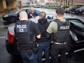 El ICE precisó a través de un comunicado que en el operativo, que concluyó el jueves pasado, fueron arrestados una mujer y 88 hombres, 67 de los cuales tenían sentencia penales. (ARCHIVO)
 