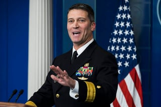 Nominará como secretario de Asuntos de Veteranos a su médico en la Casa Blanca, el almirante Ronny Jackson. (EFE)