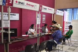 El vocal ejecutivo de la Junta Distrital 02, Salvador Ovalle Hernández informó que el próximo 16 de abril vencerá el plazo para recoger la credencial de elector. (EL SIGLO DE TORREÓN)