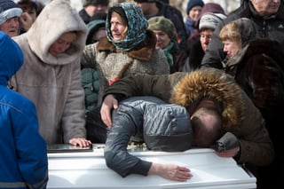 Dolor. Los padres de Maria Agarkova, de 10 años de edad, lloran sobre su ataúd. (AP)