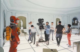 Un clásico. El director Stanley Kubrick mientras rodaba el largometraje 2001: Una odisea del espacio. (ARCHIVO)