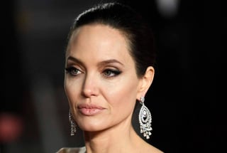 La vida amorosa de Brad Pitt sigue acaparando titulares, lo mismo ocurre con su ex, Angelina Jolie. (ARCHIVO)