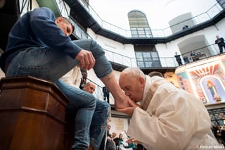 El papa, emulando a Jesús de Nazaret en la 'Última Cena', lavó los pies a doce personas, en este caso presos provenientes de distintas partes del mundo y de diferentes confesiones religiosas. (AP)