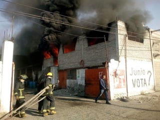 Bomberos del municipio de Ecatepec, en el Estado de México, sofocaron el incendio en una empresa de grasas ubicada en la colonia Rústica Xalostoc, con reporte de saldo blanco. (ARCHIVO)