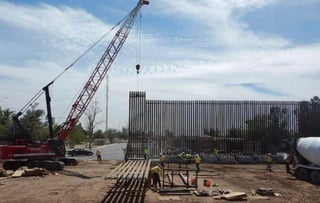 Las obras a las que hizo referencia corresponden a un proyecto de reemplazo de valla fronteriza en California aprobado incluso antes de su campaña presidencial. (TWITTER)