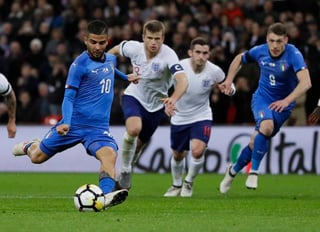 El italiano Lorenzo Insigne convierte un penal contra Inglaterra. Poco positivo para Italia tras eliminación del Mundial. (AP)
