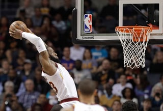 LeBron James, de los Cavaliers, completa la volcada ante los Hornets. LeBron, a punto de rebasar récord de Michael Jordan. (AP)