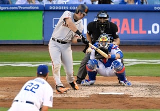 Joe Panik, de los Gigantes de San Francisco, conecta un jonrón solitario ante Clayton Kershaw, abridor de los Dodgers de Los Ángeles. (AP)