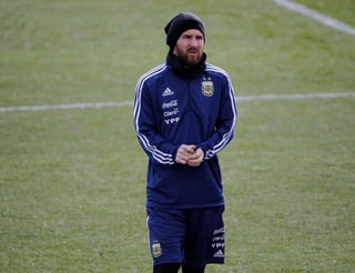 Messi, que no jugó los dos partidos amistosos con la selección argentina (Italia y España, aquejado de problemas físicos, ha sido convocado, aunque ello no garantiza su presencia en el once titular.