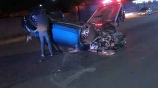 El accidente se registró cerca de las 3:10 de la mañana cuando el automóvil Nissan Altima modelo 2009 de color azul, circulaba de sur a norte sobre el paseo de Los Álamos