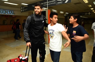 A su llegada anoche al aeropuerto internacional de Torreón, Néstor Araujo se dio el tiempo para saludar a jóvenes aficionados. (JESÚS GALINDO) 