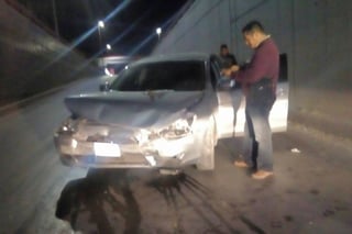 Accidente. Un vehículo chocó en el túnel que conecta el bulevar Torreón-Matamoros y el periférico Raúl López Sánchez. 