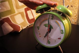 Se recomienda que el sábado 31 de marzo, antes de irse a dormir, adelanten una hora sus relojes. (ARCHIVO) 