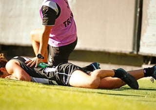 Dos jugadores sufrieron fracturas severas durante el encuentro. (INTERNET) 