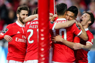 Jugadores del Benfica de Portugal celebran con Jonas. (EFE)