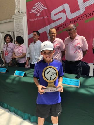 El tenista lagunero Luis Andrés Flores Ávila, obtuvo el título nacional. Se proclama campeón nacional infantil de tenis
