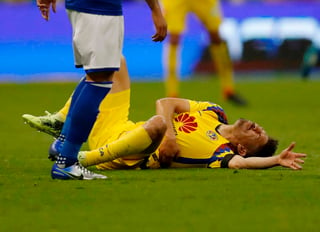 Oribe salió de cambio ayer ante Cruz Azul por un golpe en las costillas. (AP) 


