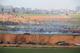 Respuesta. Decenas de miles de palestinos secundaron el viernes en Gaza la llamada Gran Marcha del Retorno. (EFE)