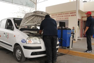 Revisión. Con la verificación vehicular se busca reducir los contaminantes y mejorar la calidad del aire en la ciudad.  (ARCHIVO) 