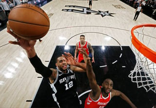LaMarcus Aldridge, de los Spurs de San Antonio, intenta anotar frente a  Luc Mhah, de los Rockets de Houston. (EFE)