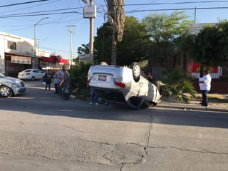 Peritos de Tránsito informaron que el accidente se registró aproximadamente a las 19:00 horas en la confluencia de la avenida Corregidora y calle Donato Guerra, al oriente de Torreón. (EL SIGLO DE TORREÓN)