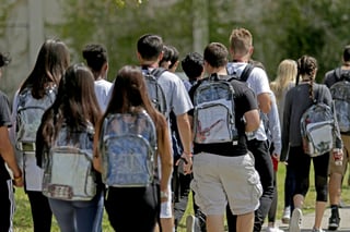 Las nuevas mochilas generan cierta resistencia estudiantil. (AP)