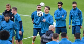El extremo portugués del Real Madrid, Cristiano Ronaldo (C), asiste a un entrenamiento en el estadio Allianz Stadium en Turín. Juventus y Real Madrid se enfrentarán en la ida de cuartos de final de la Liga de Campeones. (EFE)