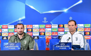 El entrenador de Juventus, Massimiliano Allegri (dcha), y el defensa Giorgio Chiellini en una rueda de prensa. Real Madrid es el favorito: Allegri