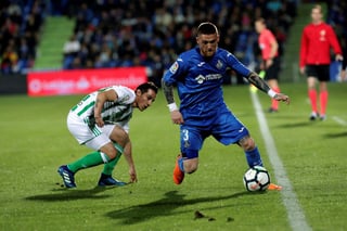 El defensa portugués del Getafe Cf Vitorino Antunes (d) lucha el balón con el centrocampista mexicano del Real Betis, Andrés Guardado. (EFE)