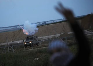 Un palestino murió hoy por disparos del Ejército israelí en los disturbios registrados en la frontera con Gaza, donde decenas de manifestantes se acercaron a la valla divisoria, informaron fuentes médicas en la Franja. (EFE)