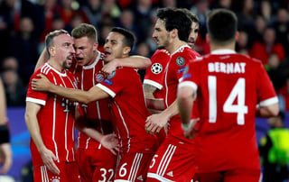 Los jugadores del Bayern Munich celebran un gol en la victoria 2-1 sobre Sevilla en los cuartos de final de la Champions League. (EFE)