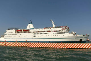 La nave, de 132 metros de eslora, es atendida por 400 voluntarios de 65 naciones, quienes ponen a disposición del público más de 5.000 títulos. (UNK)