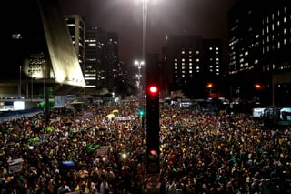 Protestas. Miles de manifestantes salieron a la calles de Sao Paulo para exigir que se rechace el 'habeas corpus' de Lula. (EFE)