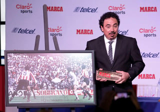 El exfutbolista mexicano Hugo Sánchez recibió, notablemente emocionado, el reconocimiento 'Marca Leyenda', el cual dedicó a su familia. Lo reconocen con premio Marca Leyenda