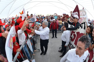 Simpatizantes. López Obrador fue recibido en medio de porras y aplausos de miles de simpatizantes en la Expo Feria de Gómez Palacio. (EL SIGLO DE TORREÓN)