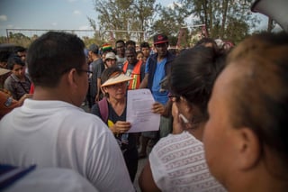 Tránsito. Migrantes centroamericanos recibieron documentos oficiales que les permitirá estar legalmente en México. (EFE)