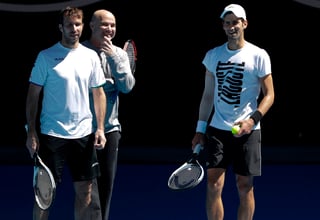 Andre Agassi (d) y Radek Stepanek (i) ya no estarán en el equipo de Novak Djokovic. (Archivo)