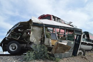 Destrozada. La unidad de ruta Torreón-Gómez-Lerdo terminó completamente destruida luego del impacto con el tren. (EL SIGLO DE TORREÓN) 