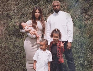 Kim Kardashian compartió por primera vez una fotografía en la que aparecen los cinco miembros de su familia. (ESPECIAL)