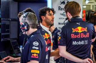 El piloto australiano Daniel Ricciardo de la escudería Aston Martin Red Bull participa en un entrenamiento para el Gran Premio de Bahrein.