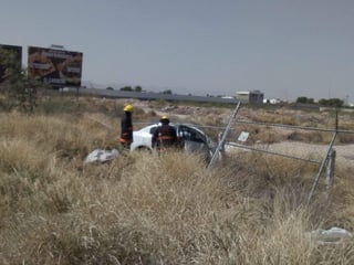 El accidente se registró cerca de las 12:20 del medio día de este viernes, en los carriles de circulación con dirección hacia la zona centro de Torreón. (EL SIGLO DE TORREÓN)