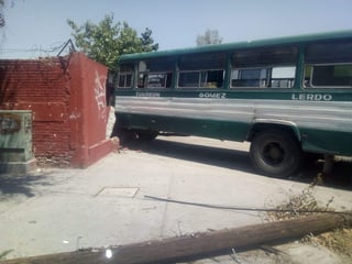 Luego del primer contacto, el autobús responsable se proyectó hacia la barda de la escuela primaria Felipe Carrillo Puerto, también derribó un poste de madera. (EL SIGLO DE TORREÓN)