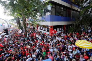 Apoyo. Miles de personas se encuentran a las afueras del sindicato metalúrgico para defender a Lula da Silva. (AP)