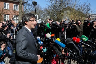 Juicio. El expresidente de Cataluña Carles Puigdemont se dirige a los medios tras abandonar la cárcel de Neumünster en Alemania. (AP)